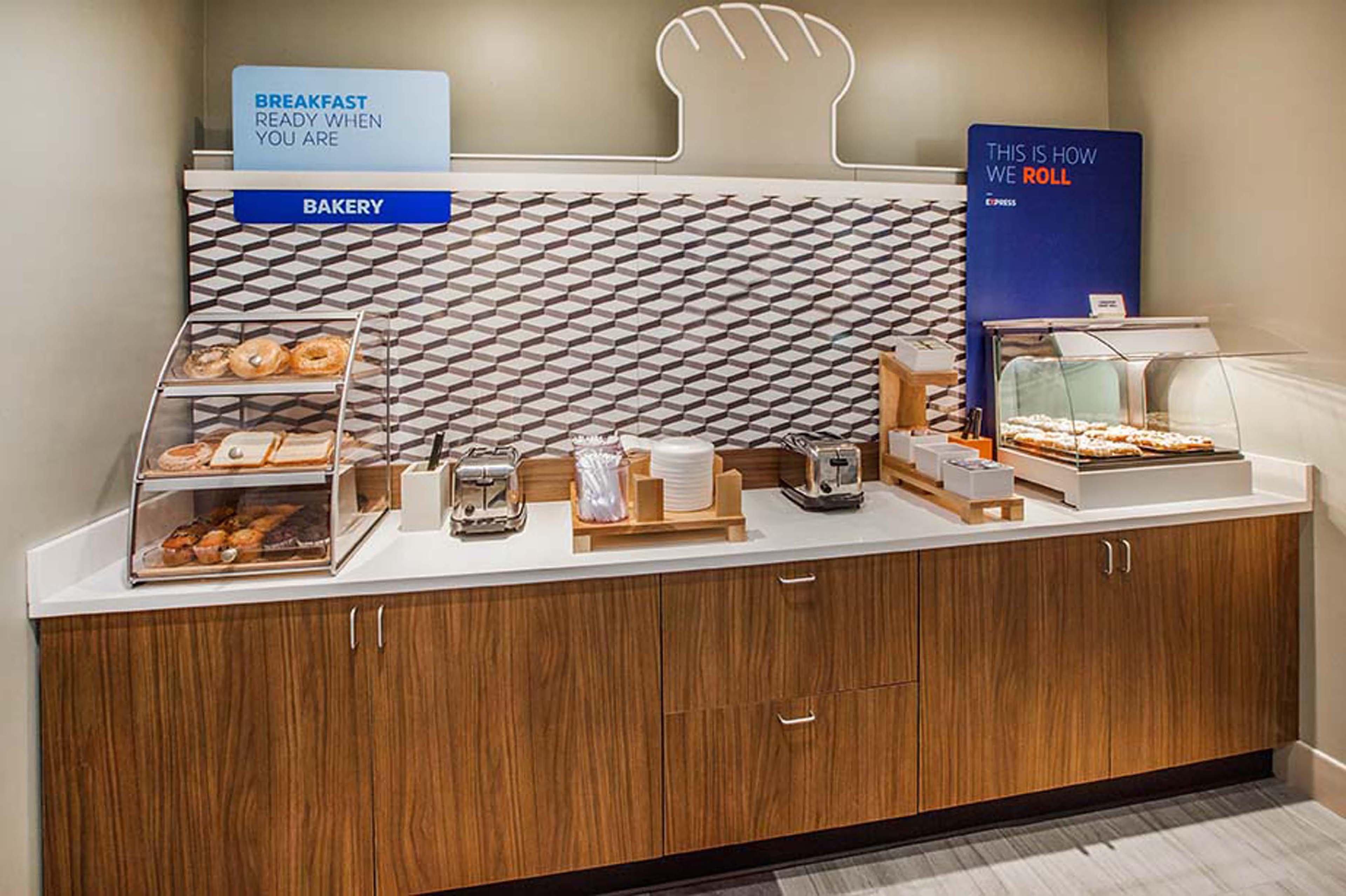 Holiday Inn Express Venice By Ihg Exterior photo